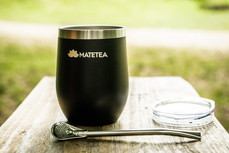 Wie man Yerba Mate-Tee mit Kalebasse und Bombilla zubereitet